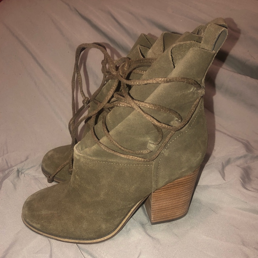 Suede Jessica Simpson boots with ties